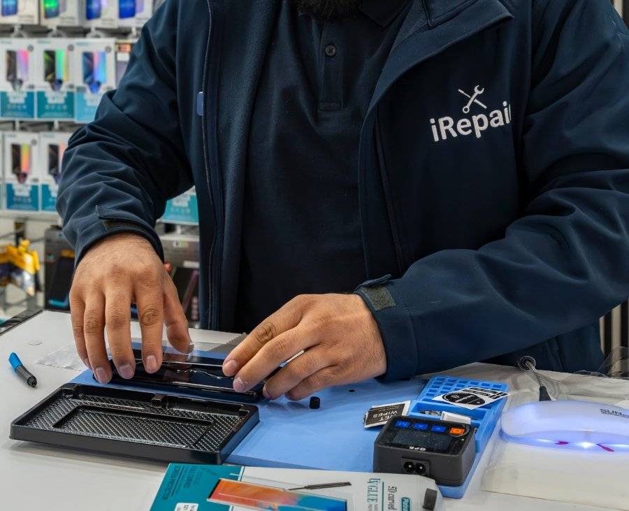 Image of iRepair's Techniciian who is repairing a phone