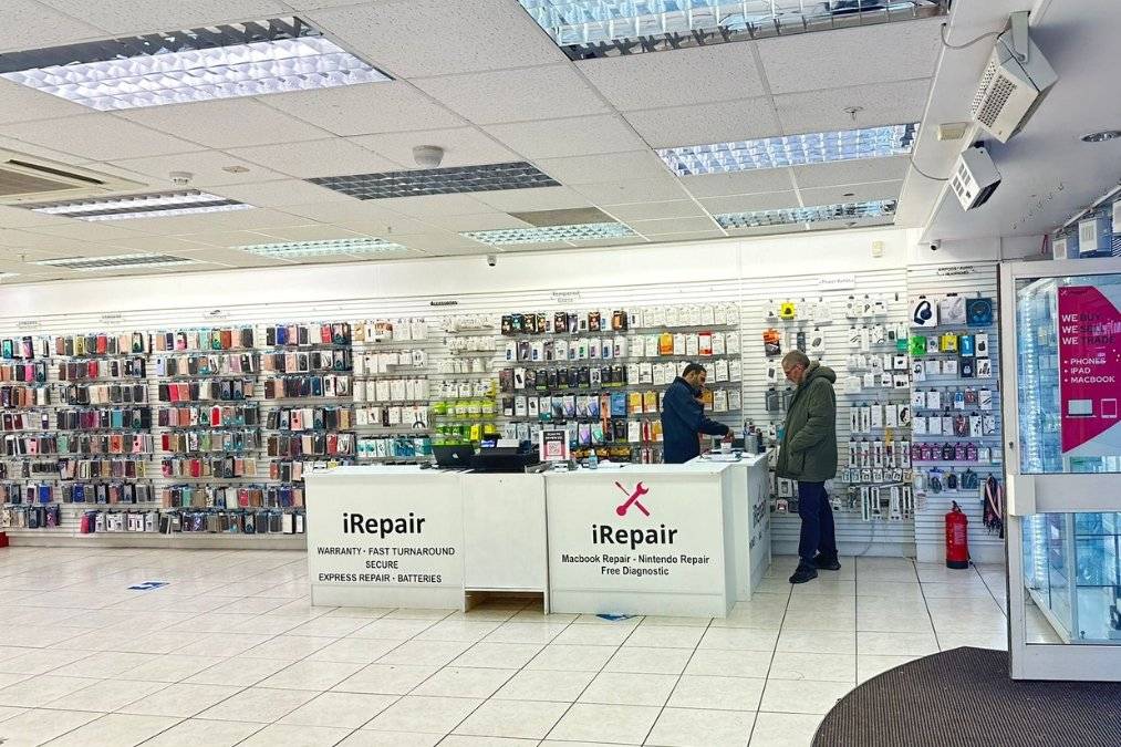 Inside pic of iRepair Mobile basingstoke's outlet
